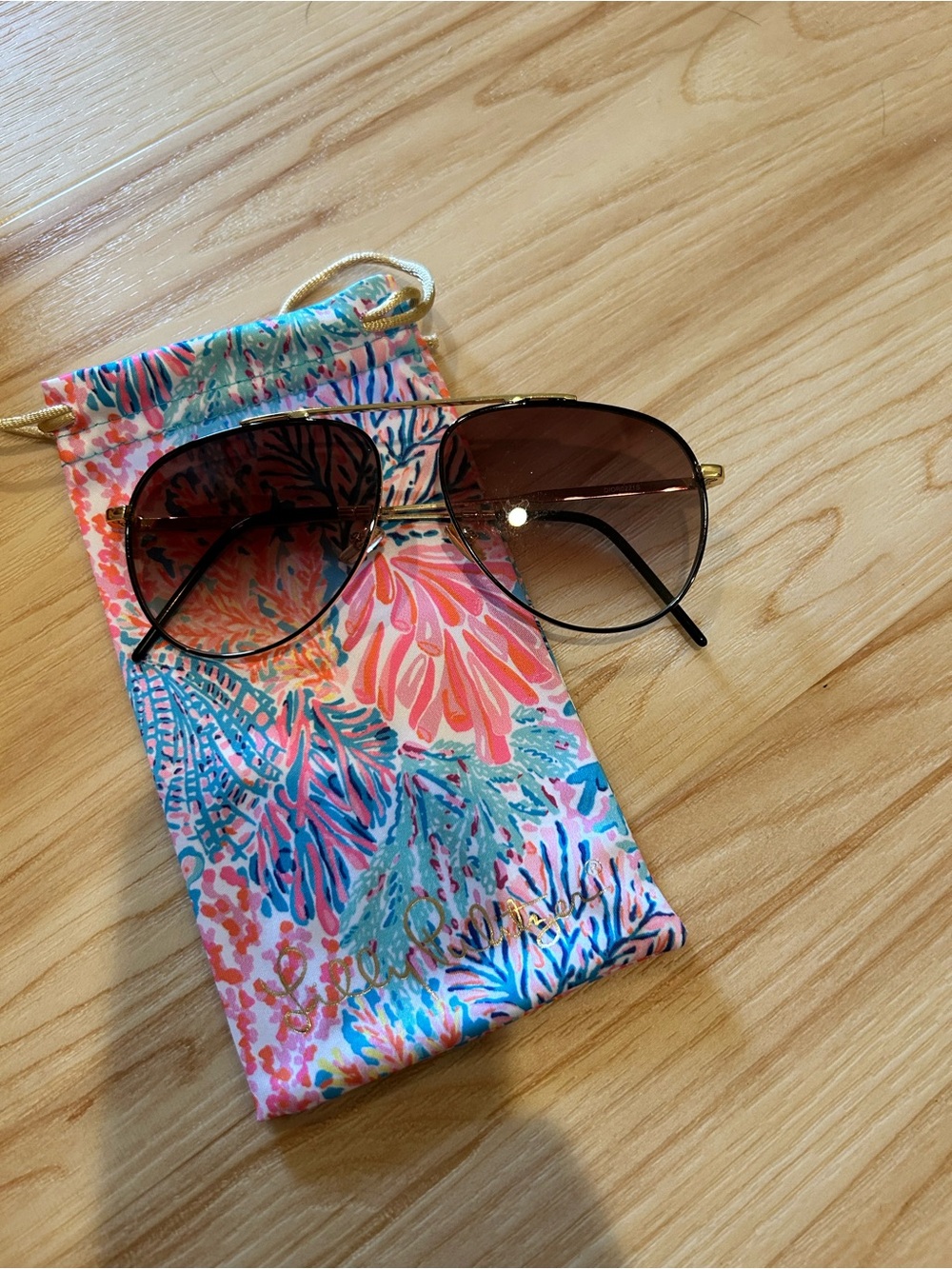 Women’s aviator sunglasses with Lilly Pulitzer bag